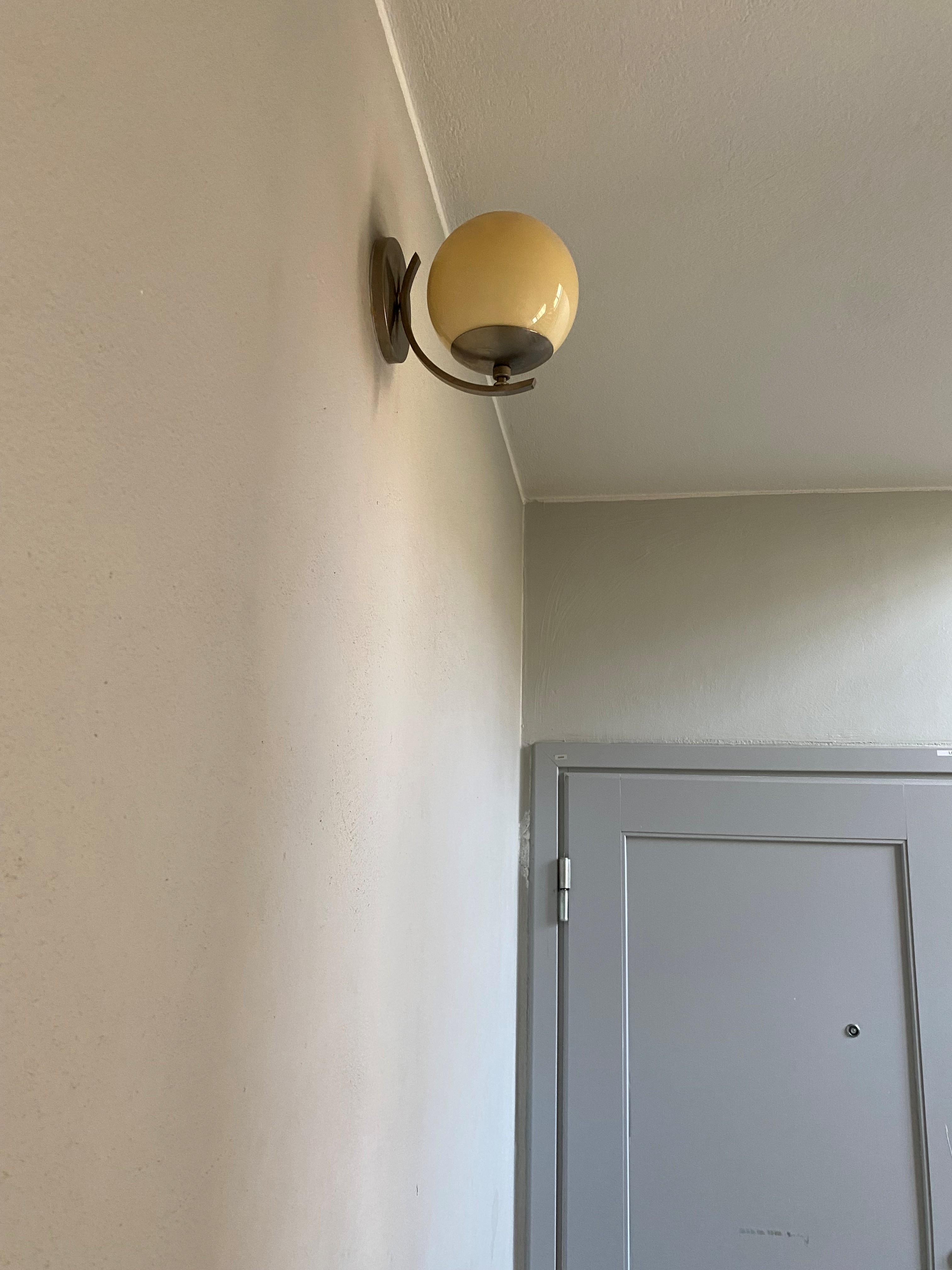 Originalarmatur från 1935 i trapphuset